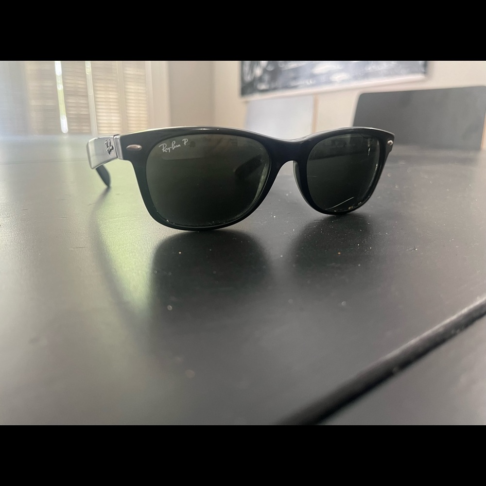 New Style Ray Ban Wayfarer Polarized (broken lense)